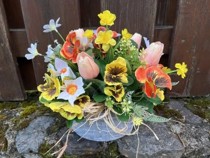 Jarní dekorace na hrob