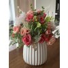 Dekorace do bytu váza s růžemi