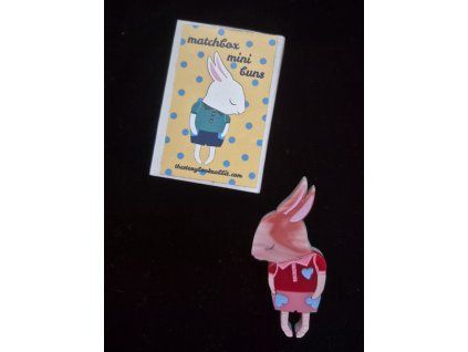 The Storybook Rabbit Brož Plachý králíček MINI v červeném tričku