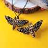 CherryLoco Náhrdelník s přívěskem Motýl Smrtihlav
