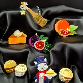 Víkend před námi, jste připraveni? Něco dobrého se hodí vždycky 🍊🍰🍾