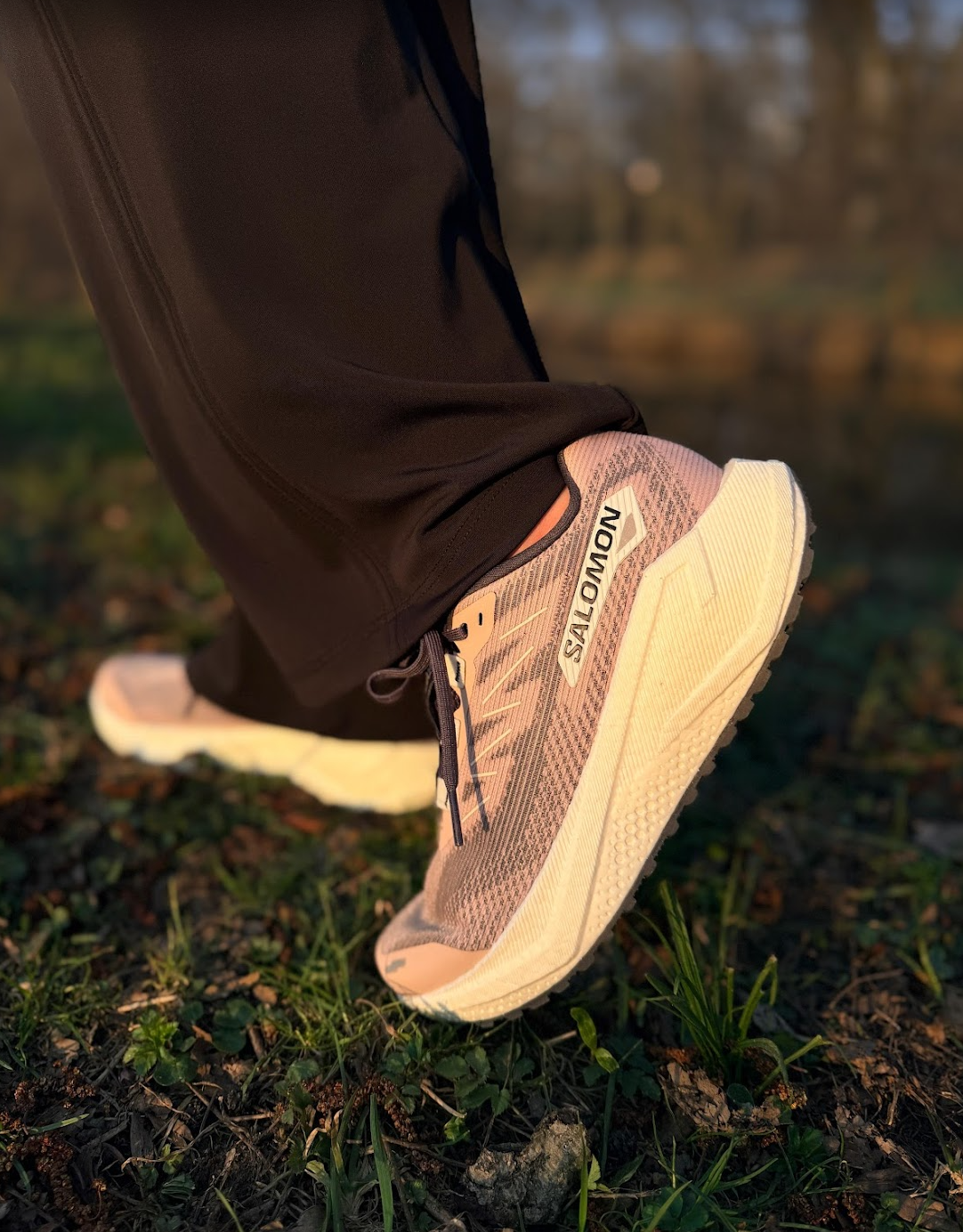 Salomon Aero Blaze 3 GRVL s černými kalhotami do kanceláře