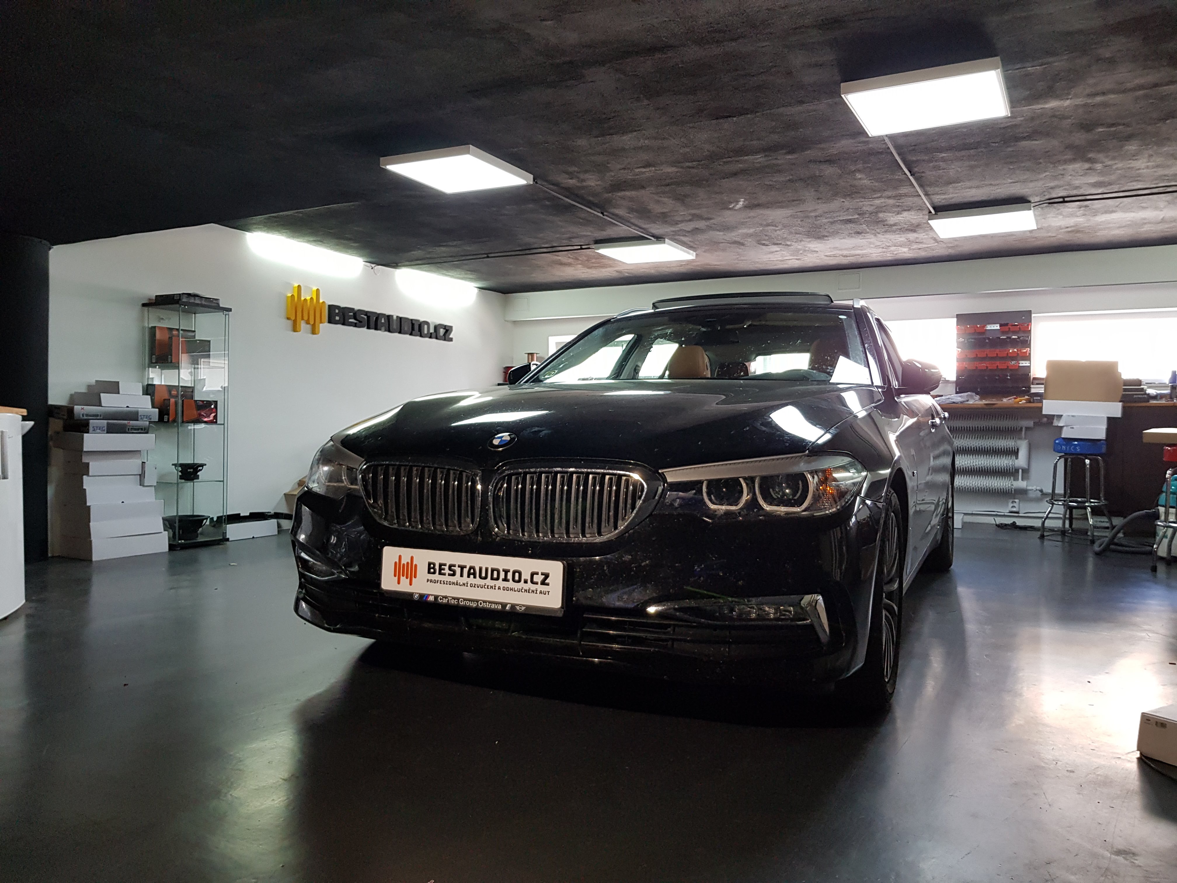 BMW 5 (G30) – ozvučení bez zásahu do vozu – upgrade premiového HiFi Sound Systému (option676)