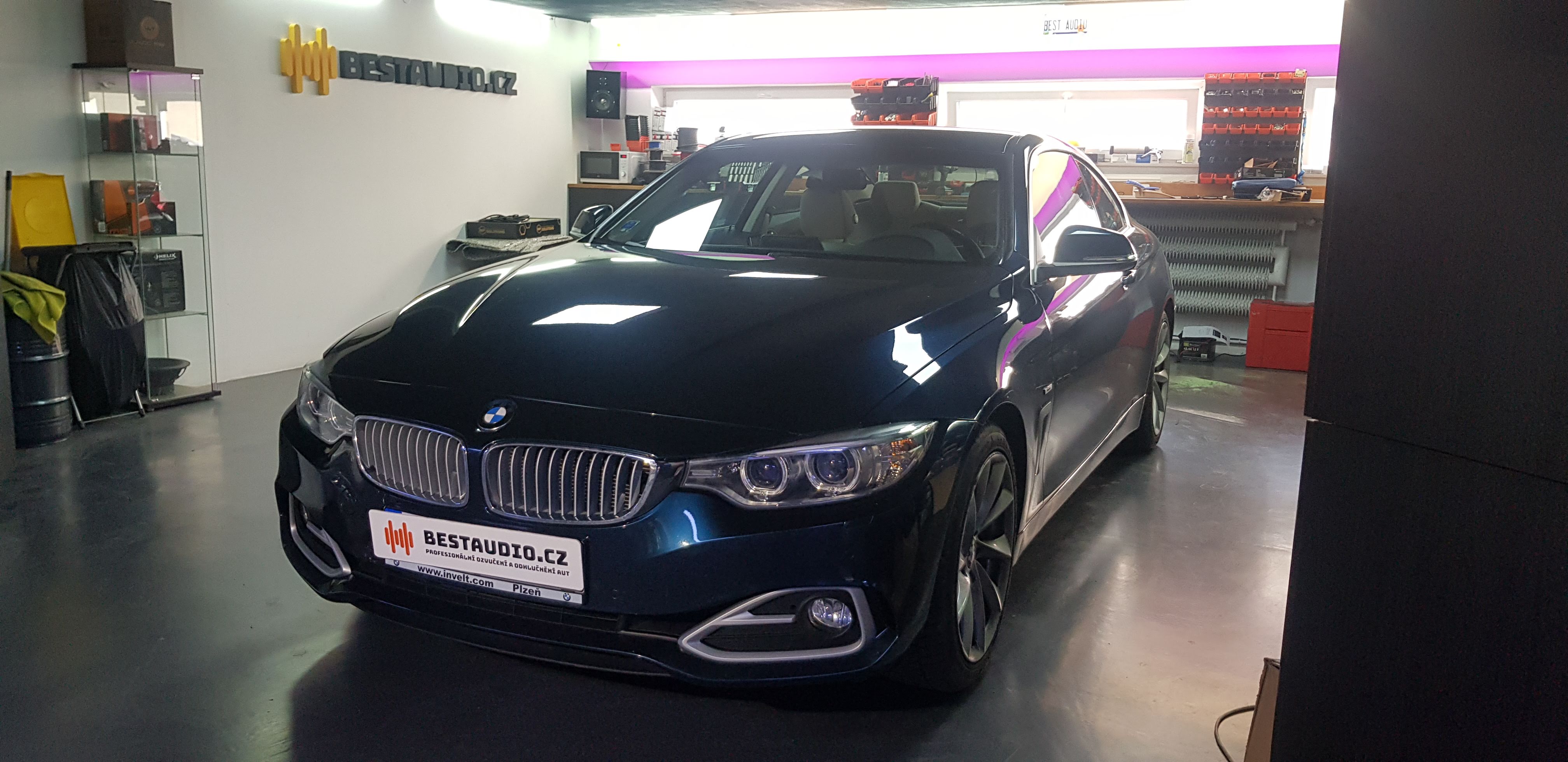 BMW 4 (F32) – instalace subwooferu a výměna předních reproduktorů