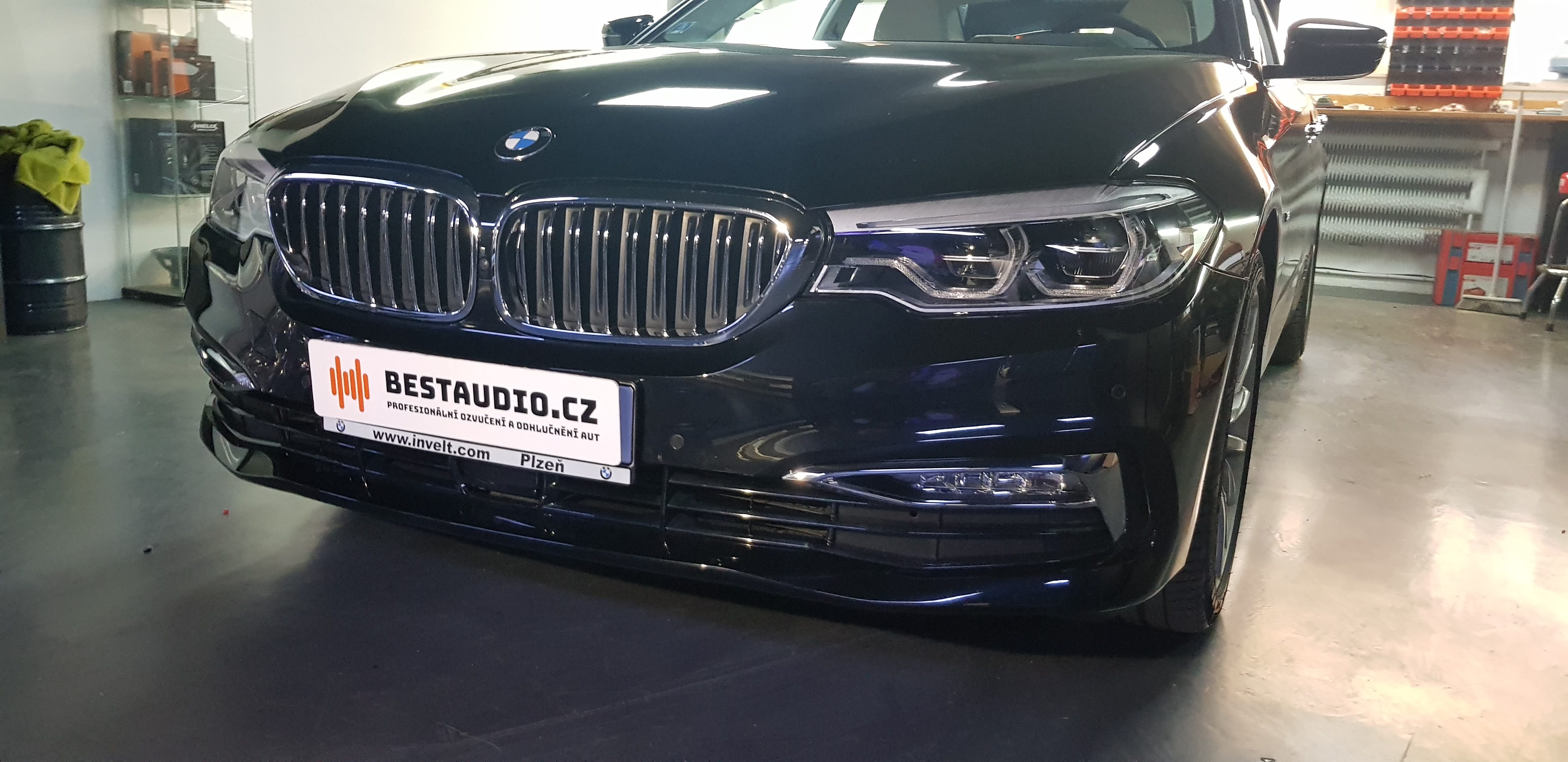  BMW 5 (G30) – ozvučení bez zásahu do vozu – upgrade premiového HiFi Sound Systému (option676)
