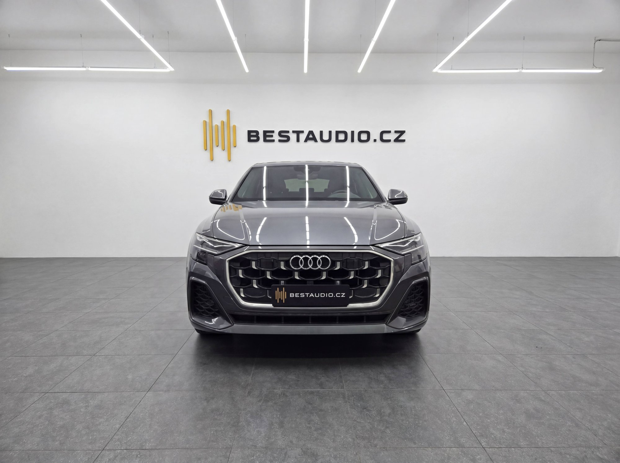 Audi Q8 audio upgrade: výměna předních reproduktorů, tlumení dveří a DSP