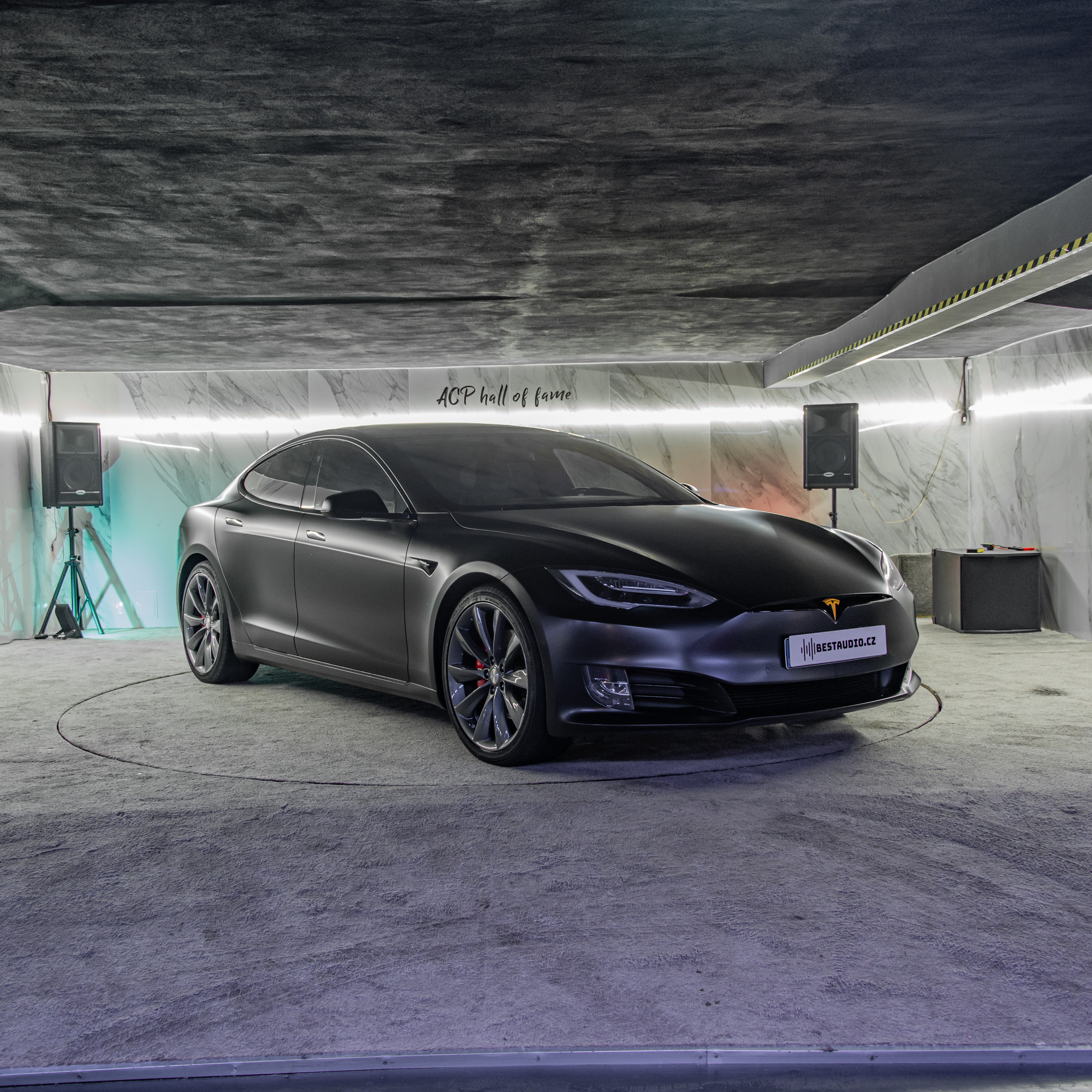 Tesla S P100D – Odhlučnění a ozvučení vozu