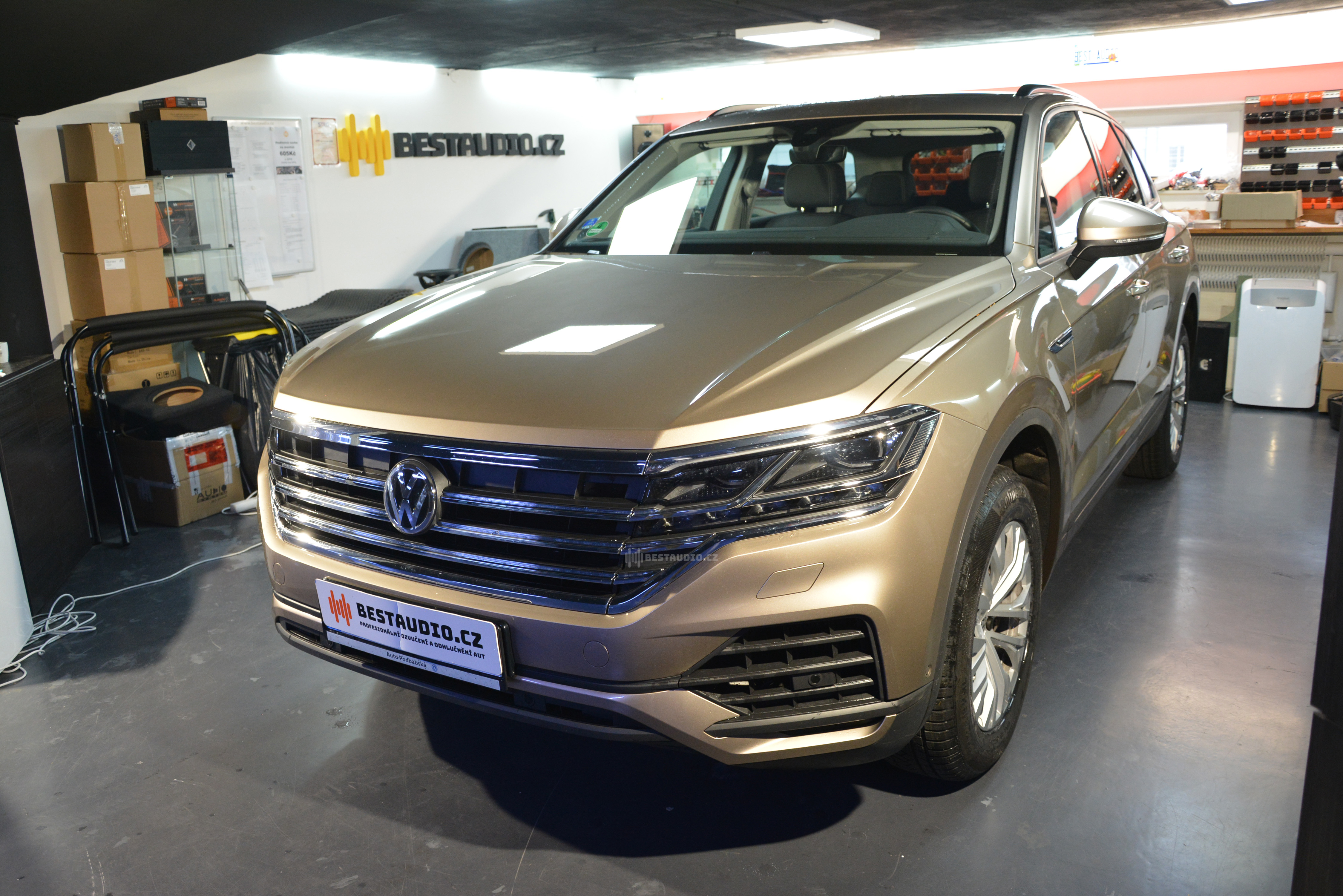 Nový VW Touareg 2019 – instalace aktivního subwooferu do rezervy