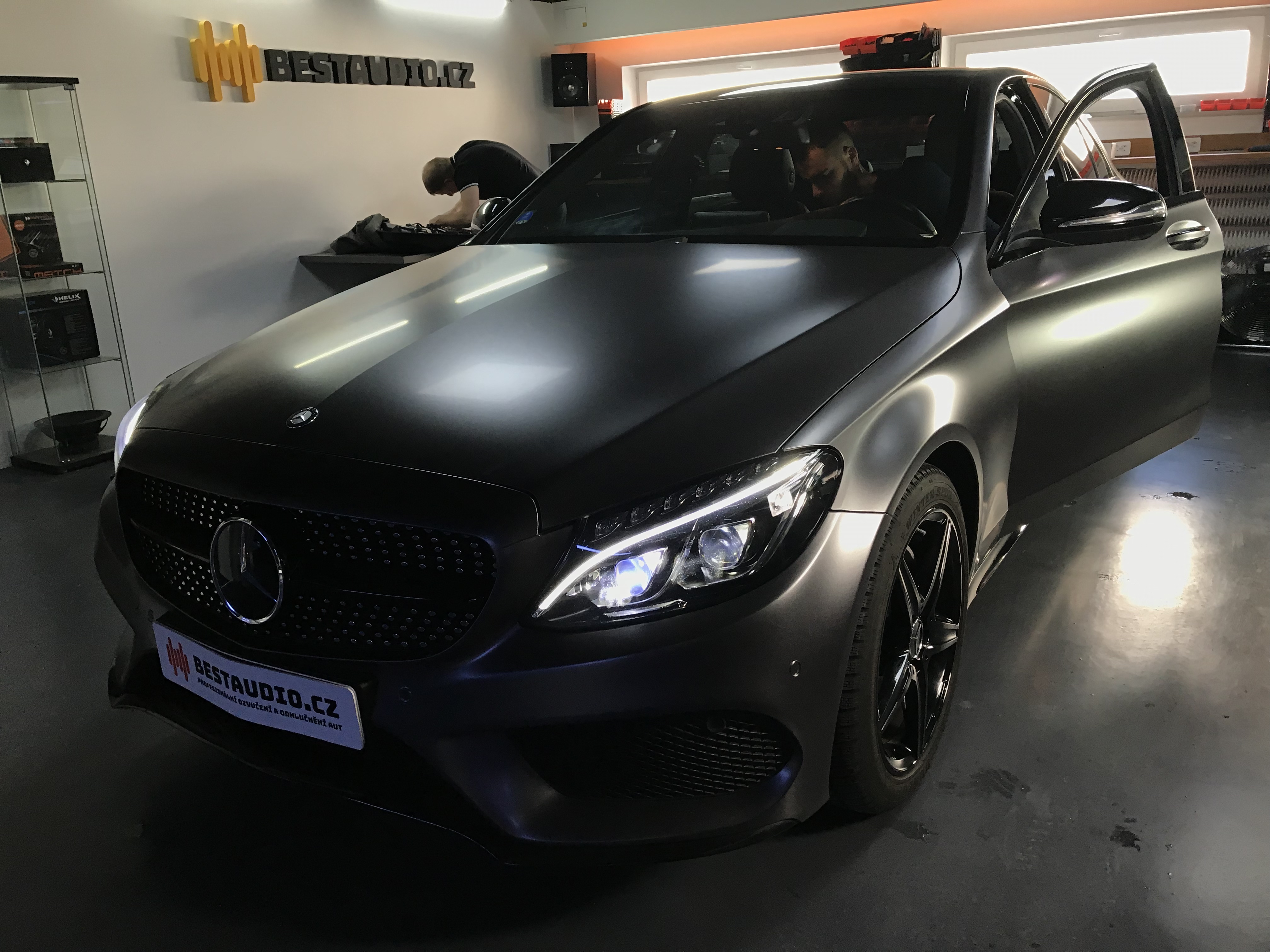 Mercedes C – kompletní výměna reproduktorů a subwooferů + instalace zesilovače