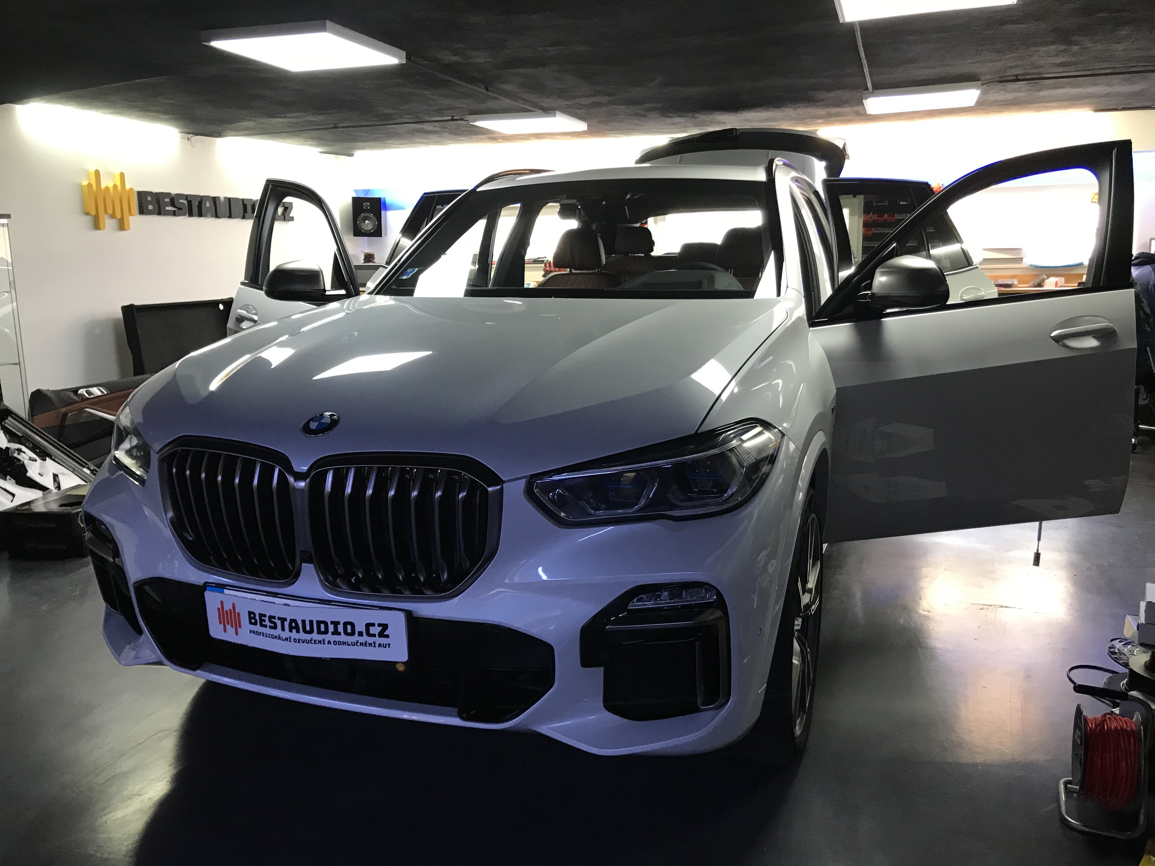 BMW X5 (G05) – ozvučení bez zásahu do vozu – upgrade premiového HiFi Sound Systému (option676)