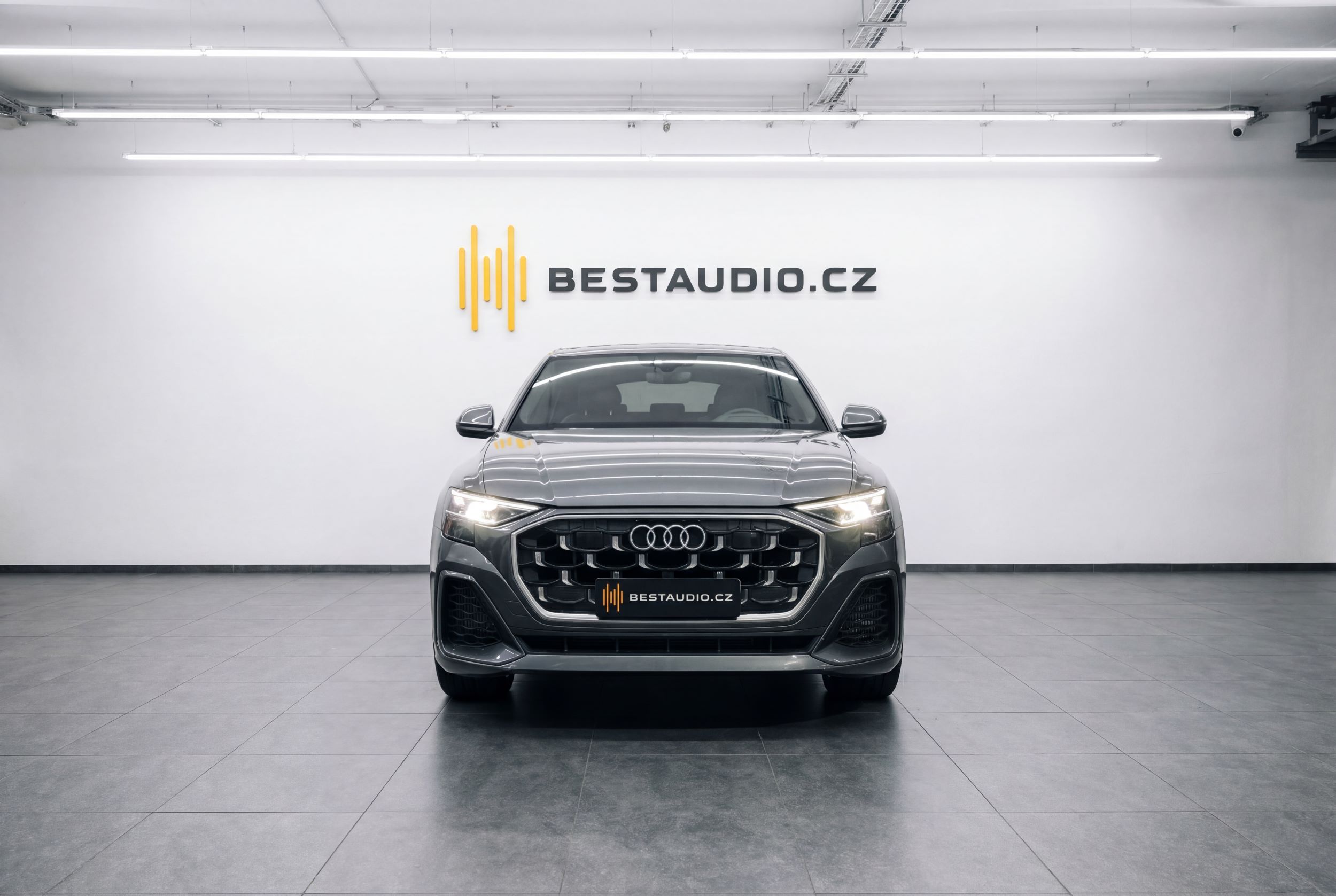 Audi Q8 montáž autohifi