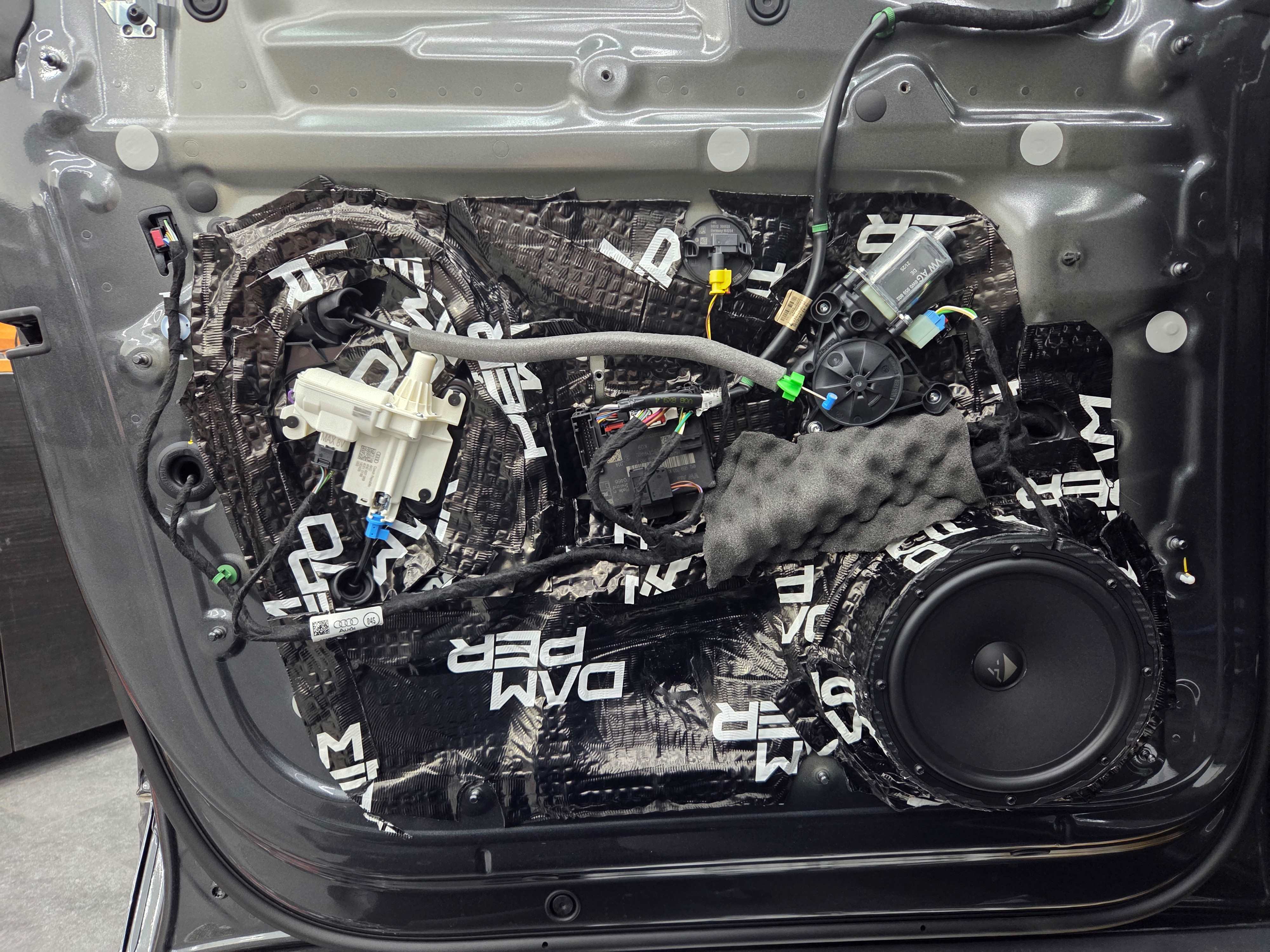 Tlumení dveří Audi Q8