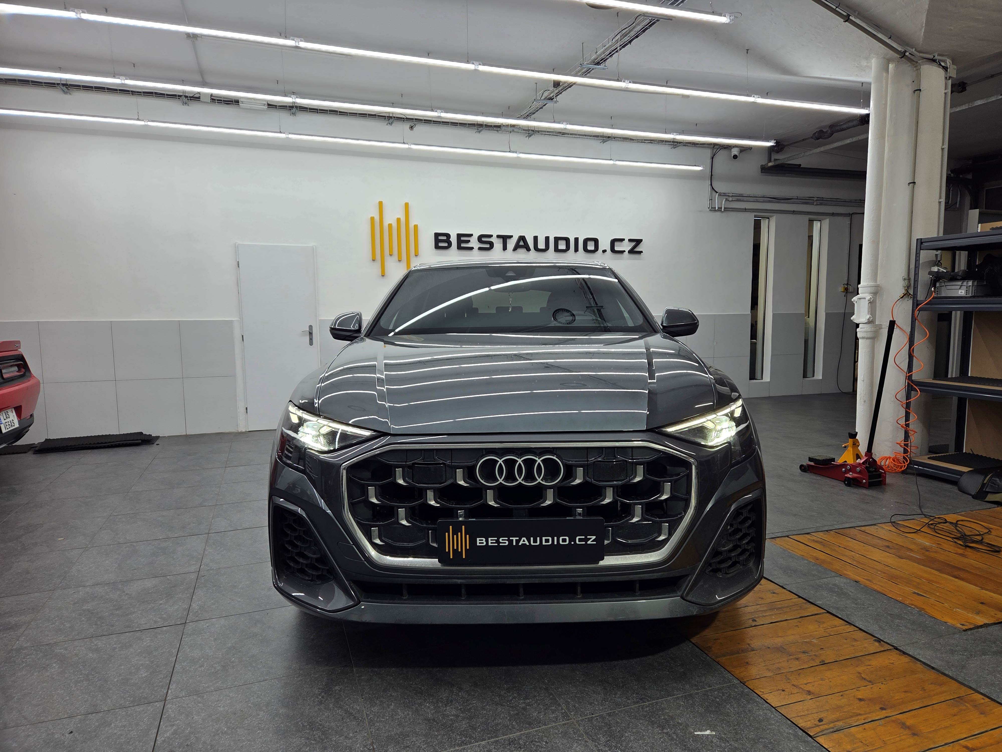 Audi Q8 montáž autohifi