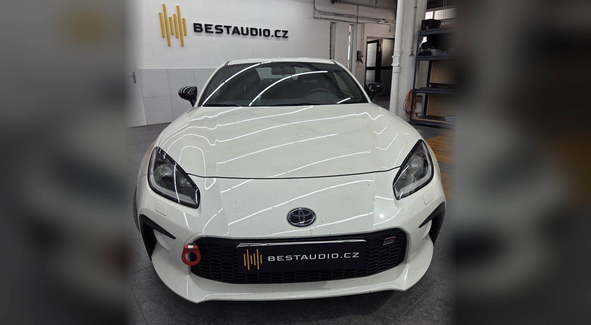 Bílá Toyota GR86 v dílně Bestaudio v Plzni
