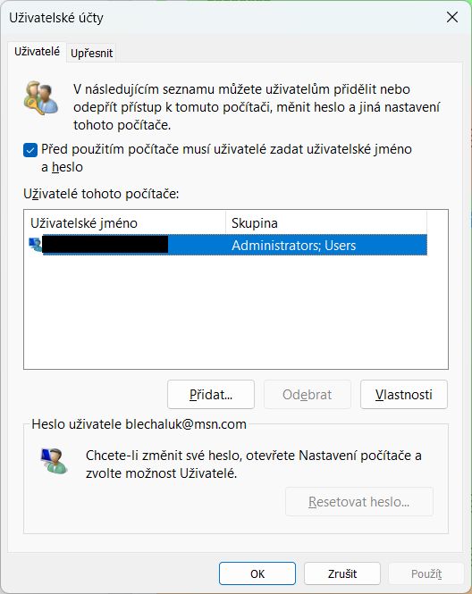 Okno Uživatelské účty spuštěné příkazem netplwiz s odškrtnutou volbou pro zadávání jména a hesla