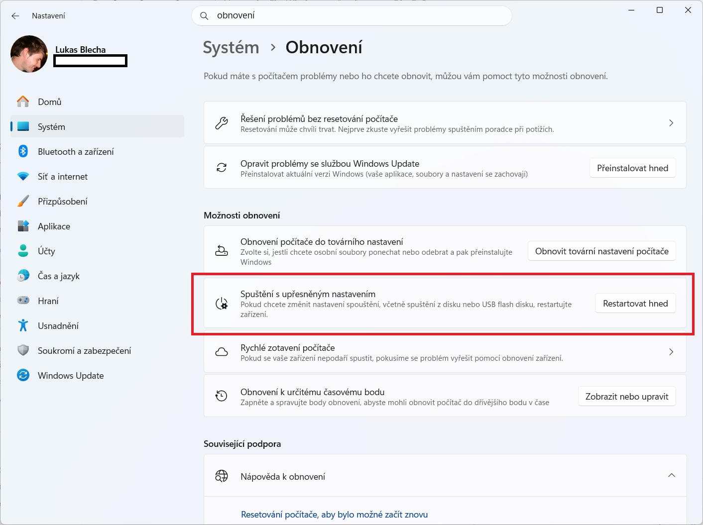 Okno Nastavení Windows 11 v sekci Obnovení s tlačítkem Restartovat u položky Rozšířené spuštění
