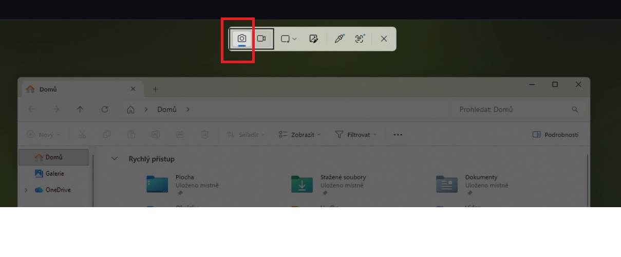 Ztmavená obrazovka Windows 11 s horní lištou nástroje Výstřižky po stisknutí zkratky Windows plus Shift plus S