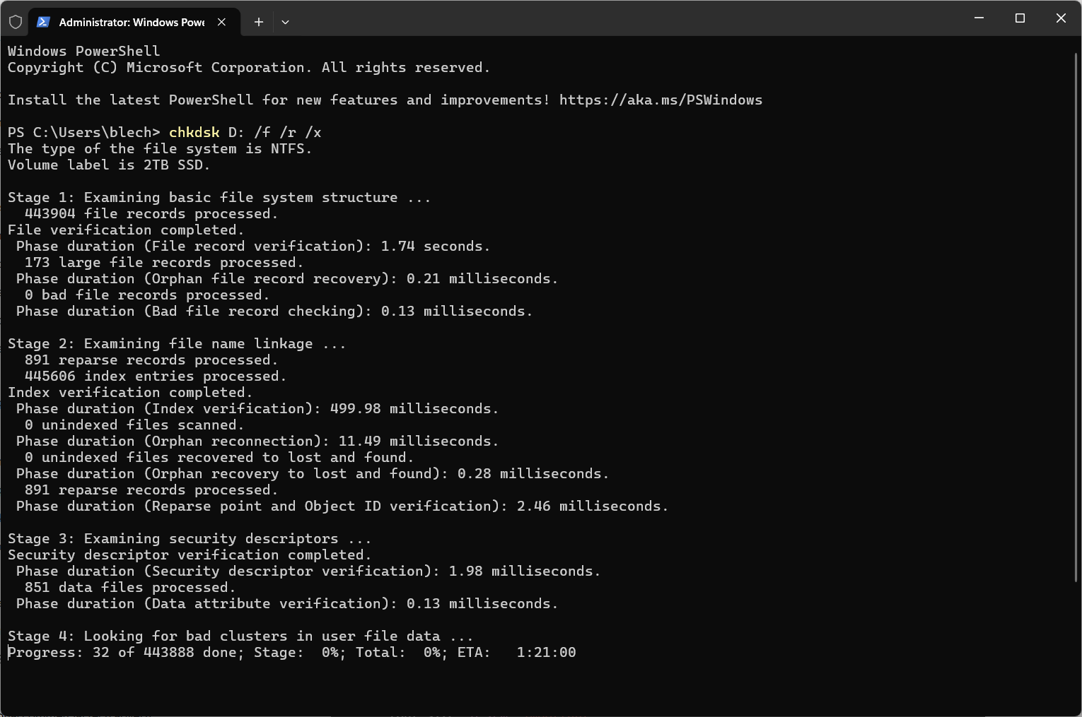 Příkazový řádek Windows spuštěný jako správce s běžícím příkazem chkdsk pro kontrolu integrity systémového SSD disku