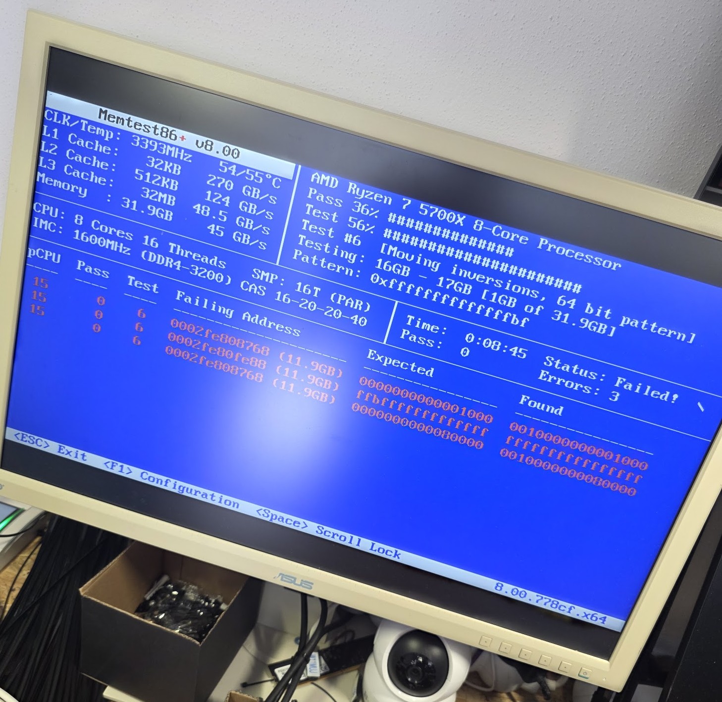 MemTest86+ narazil na chyby při testování paměti - vidíte konkrétně 3 chyby a 3 vypsané řádky chyb - testováno v BestComp v Plzni