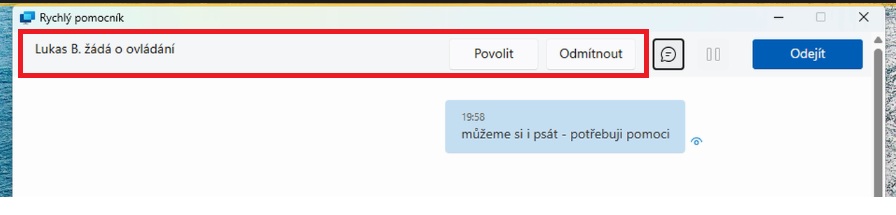 Lišta Rychlého pomocníka se žádostí o ovládání počítače, tlačítky Povolit a Odmítnout a otevřeným chatem