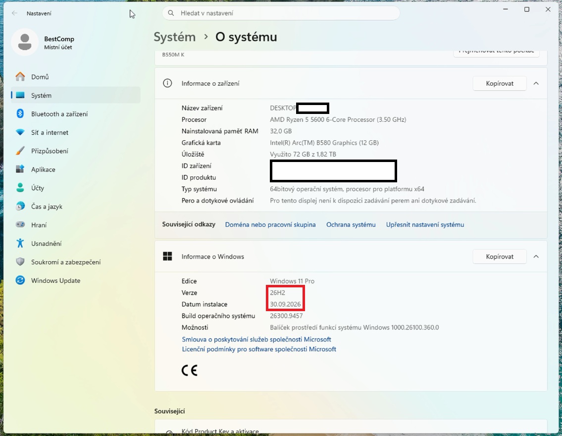 Okno Nastavení, Systém, O systému s vyznačenou verzí Windows 11 26H2 po aktualizaci