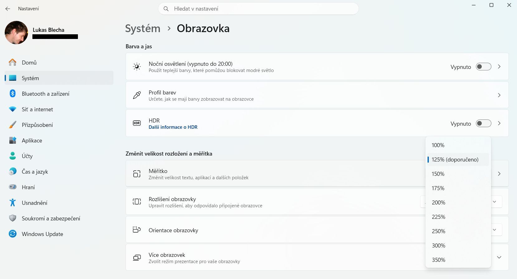 Nastavení Windows 11 s rozbaleným seznamem měřítka obrazovky a hodnotami 100, 125, 150 a 175 procent