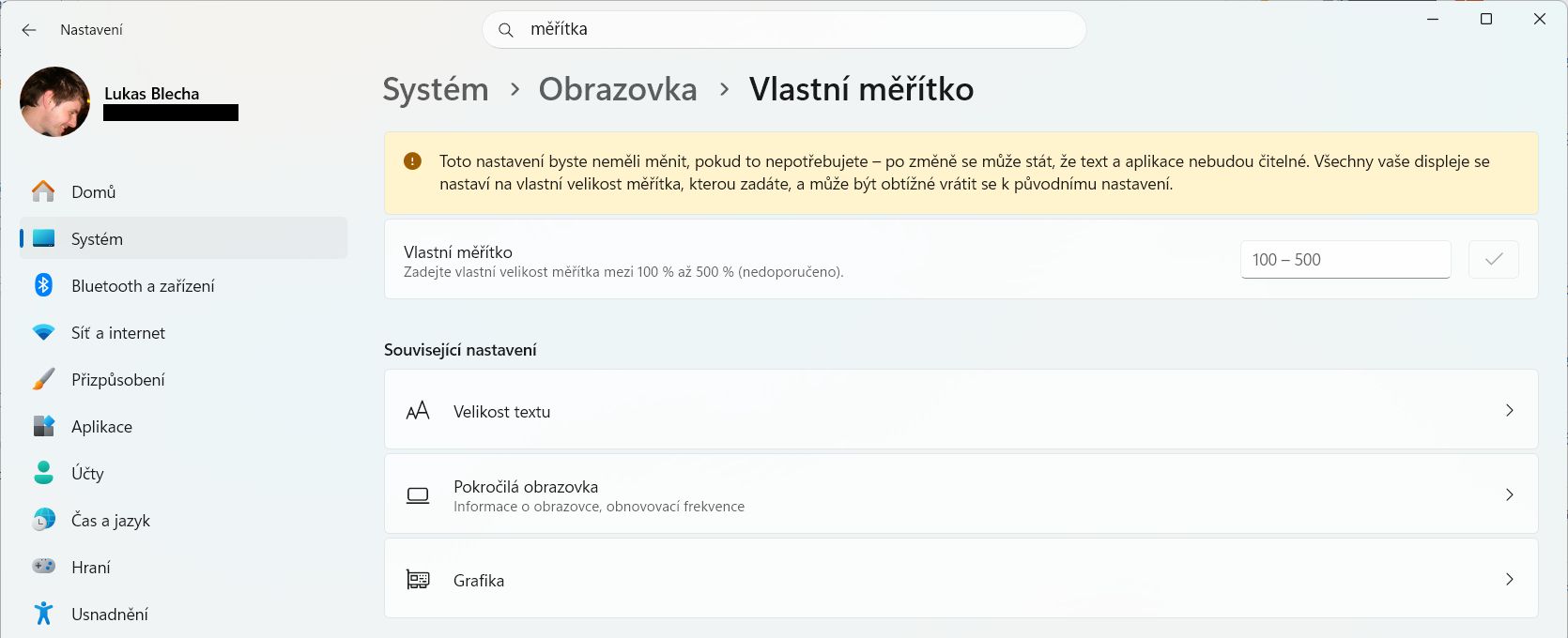 Zadání vlastní hodnoty měřítka 135 procent v nastavení obrazovky ve Windows 11