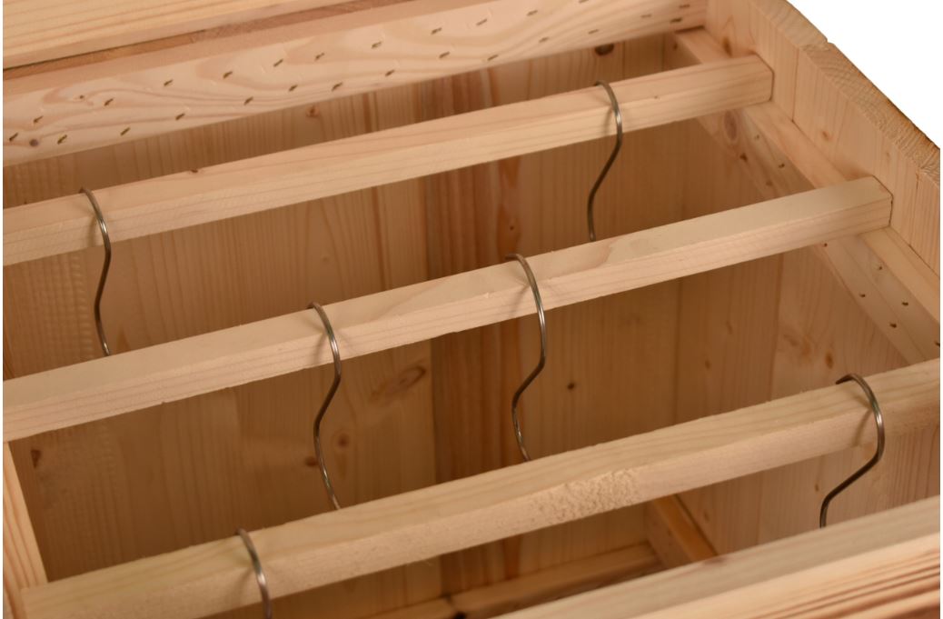lesena kadilnica s kovinsko streho