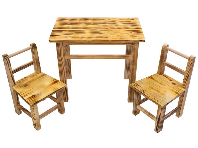 drevený stolík so stoličkami
