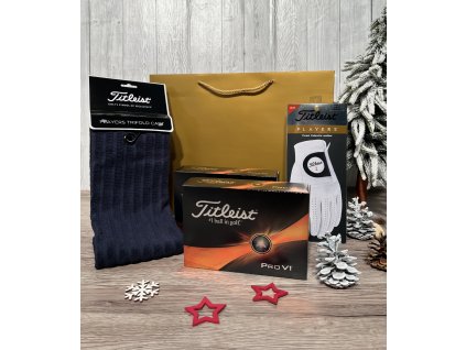 Vánoční golfový balíček obsahující rukavici Titleist, ručník Titleist a dvě balení míčků Titleist.