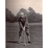 Mitchell, c. 1911, demonstrující správnou techniku fairwayového dřeva – všimněte si bílých svislých čar, které ukazují správné umístění míče v postoji.