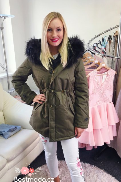 zelena parka s cernym