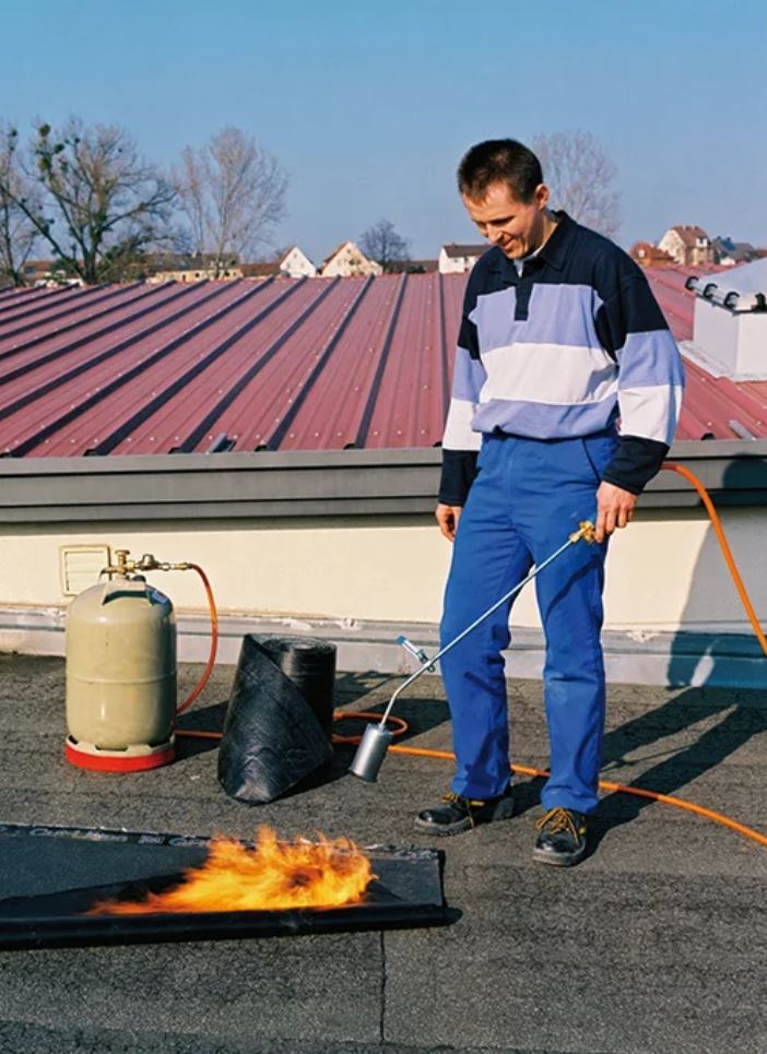 Jde připojit pájecí hořák na 2kg PB láhev? Nedoporučujeme, a vysvětlujeme proč