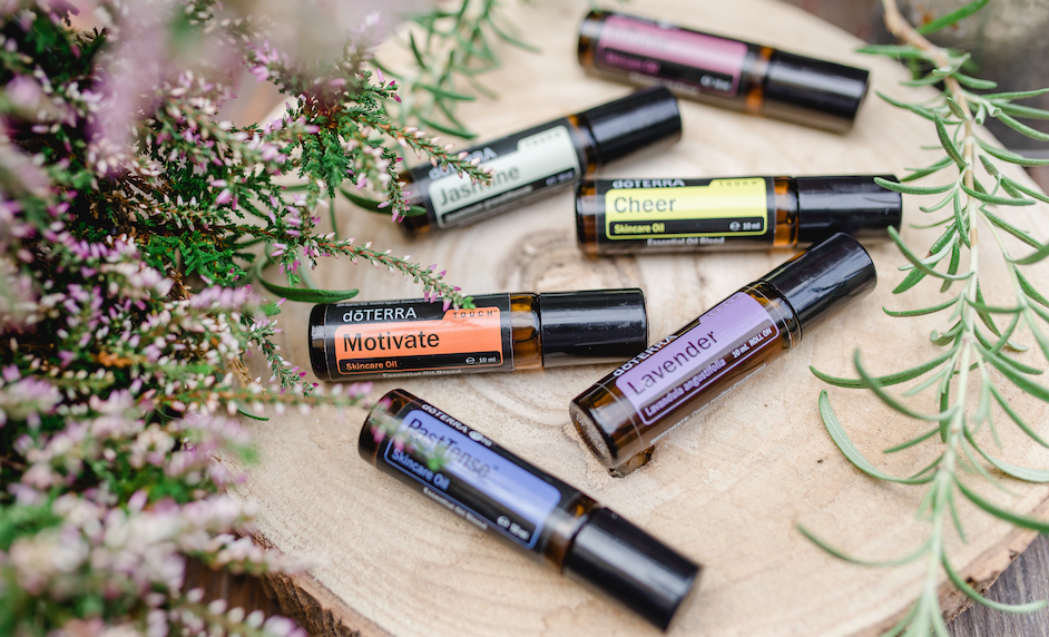 Esenciální oleje již ředěné s kokosovým olejem jsou připraveny v praktickém roll-on balení na cesty.
