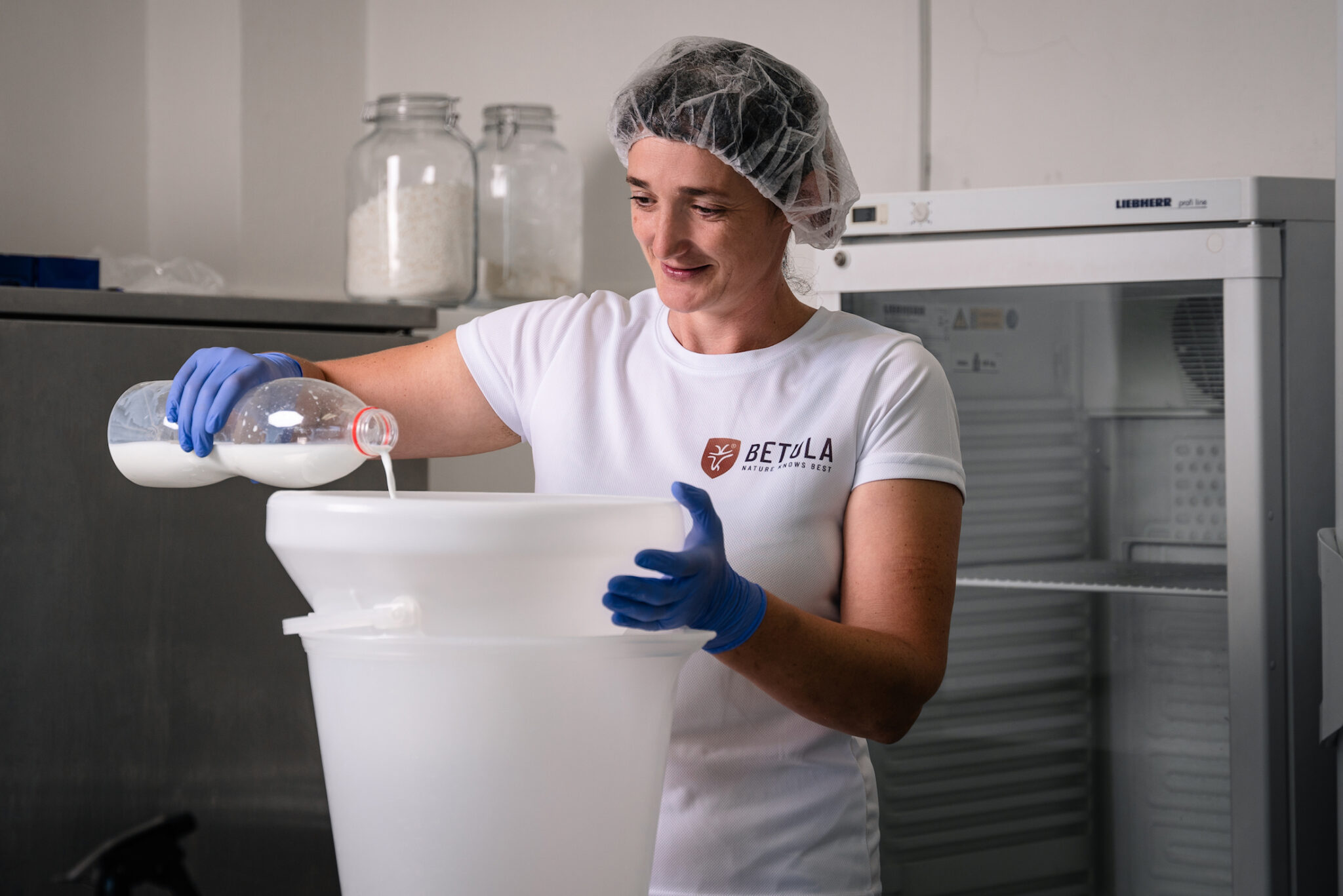 Reportáž z výrobny kozího kolostra Betula na jižní Moravě