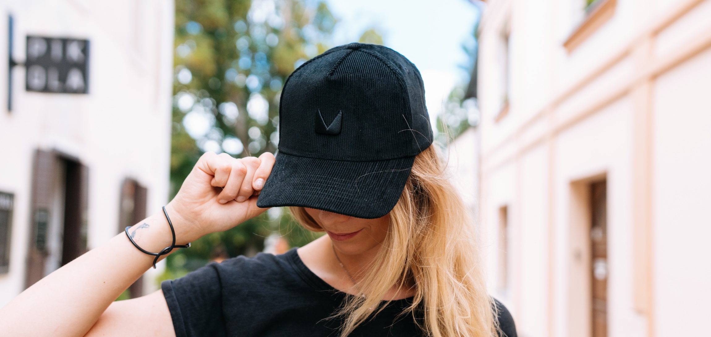 Kšiltovka Dad Cap v uličce