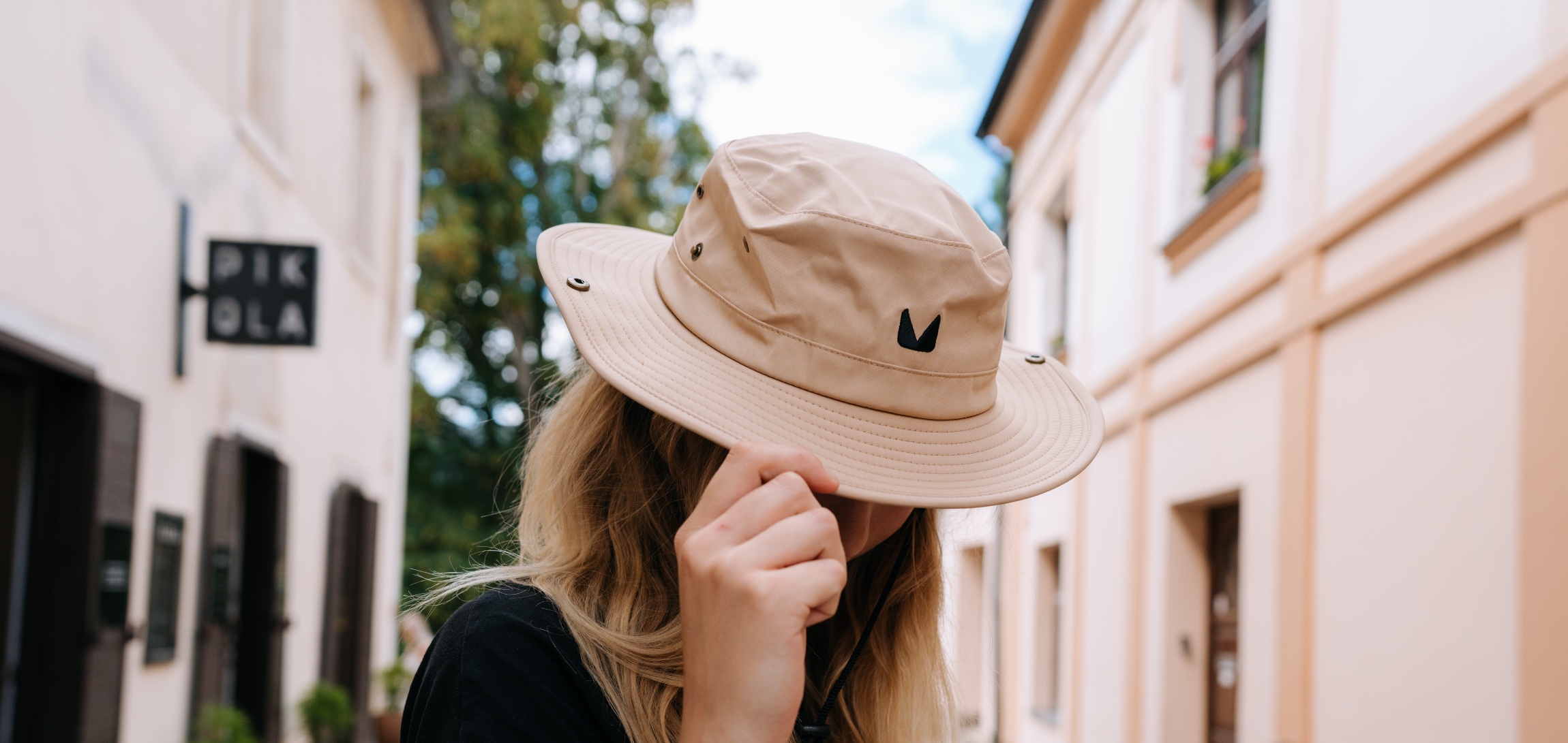 Klobouk Dekl - béžový v uličce