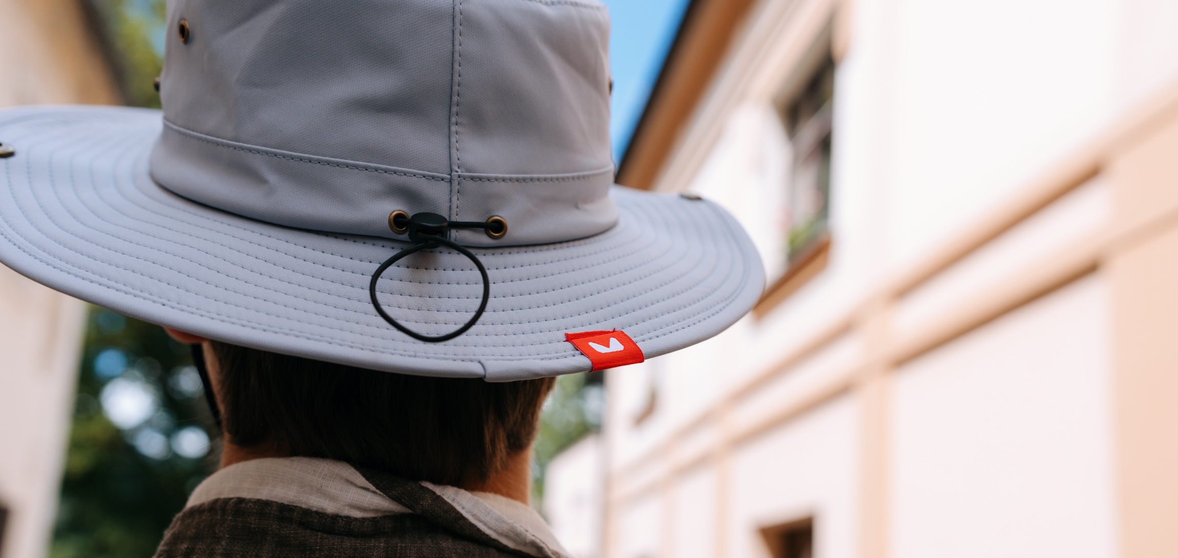 Klobouk Dekl - šedý v uličce