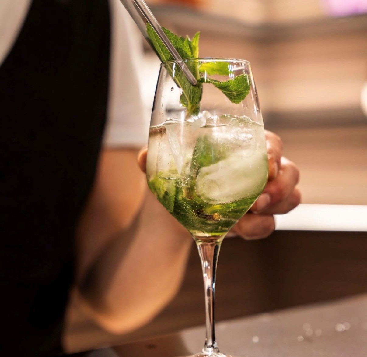 Limoncello Spritz a Hugo Spritz: dva svěží recepty, které k létu prostě patří