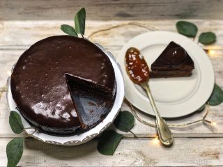 Sachrův dort za použití mého meruňkového džemu @beydyzka 👌🏻 . . 🍋www. @beydyzka .CZ 🍊 Ochutnejte chutney, marmelády, džemy...