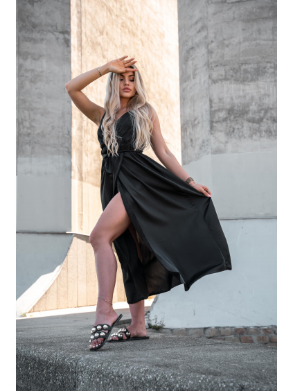 Jednobarevné saténové šaty na ramínka - černé