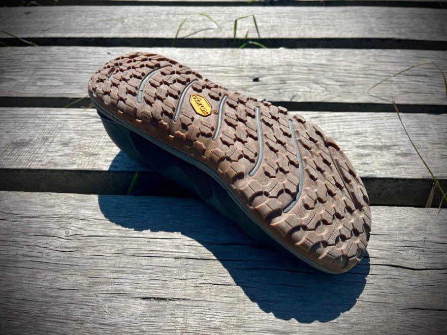 detail-vzorku-podesve-bot-boty-merrell-trail-glove-8-880x660