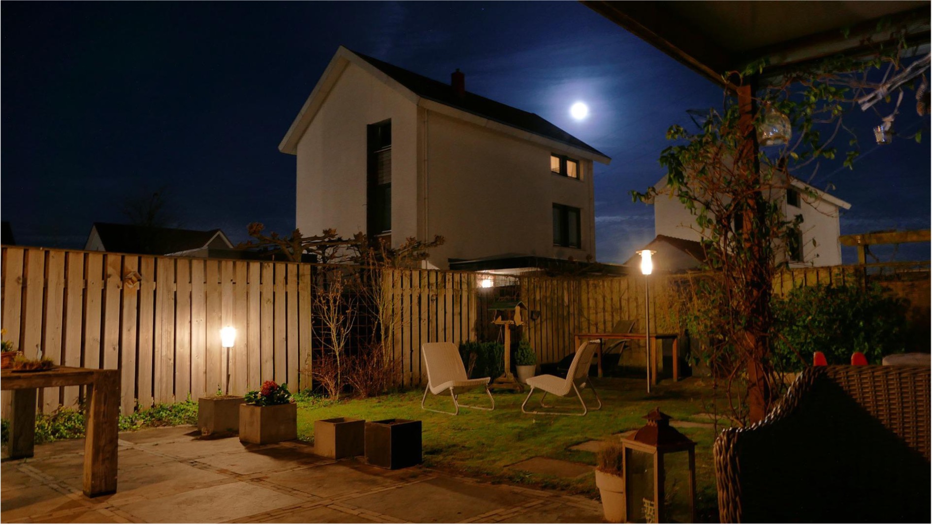 Jak si užít venkovní posezení až do noci? Odpověď je solární osvětlení pergoly.