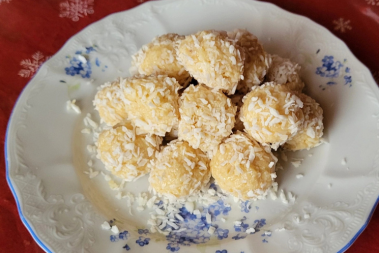 Vánoční cukroví: recept na nepečené kokosové kuličky