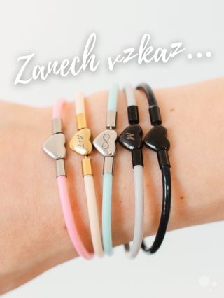 Vaše iniciály, symbol nekonečna nebo písmeno někoho, na kom ti záleží? 💗 Na tyhle srdíčkové náramky ti vygravírujeme...