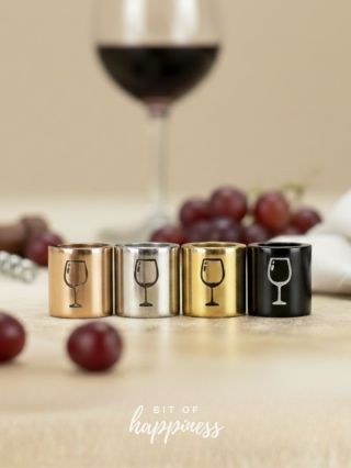 🍇🍷 Věděla jsi, že 18. 2. je Mezinárodní den vína? My v tom máme jasno – víno patří do skleničky a naše ikonické korálky na...