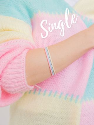 Méně je někdy více. ✨ Jemnost, čistota a symbolika v jednom malém náramku. 🌸 Protože i malý detail může udělat velký den.☀️