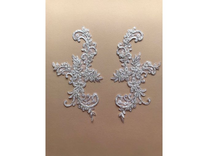 Krajková aplikace bílá