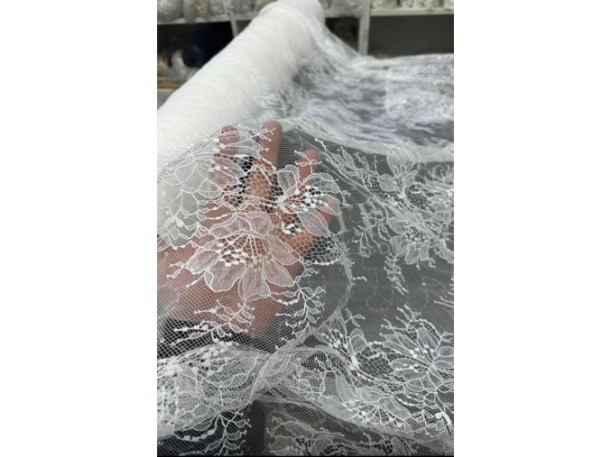 Krajka typu "Chantilly" off white