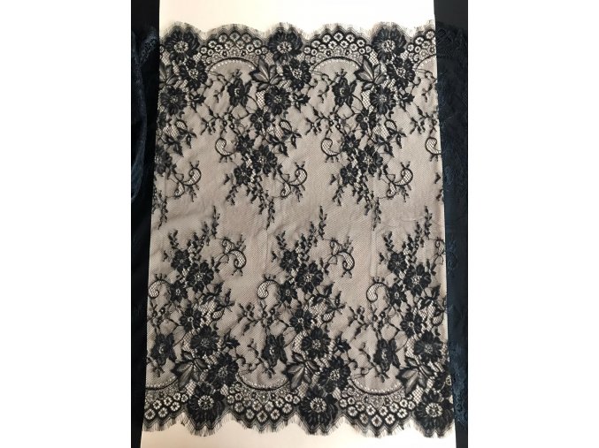 Krajka typu "Chantilly" černá